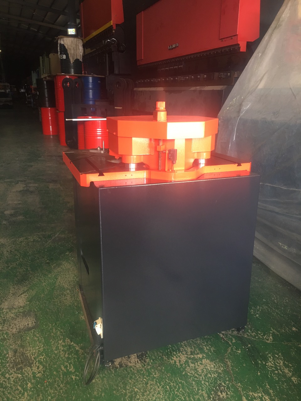 AMADA 切角機 (可變換角度)